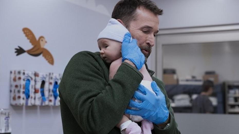 Na HBO Max startuje nová řada seriálu Urgent (na snímku Noah Wyle jako doktor Robinavitch).