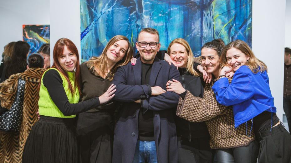 Malíř Martin Salajka na vernisáži v pražské Trafo Gallery 