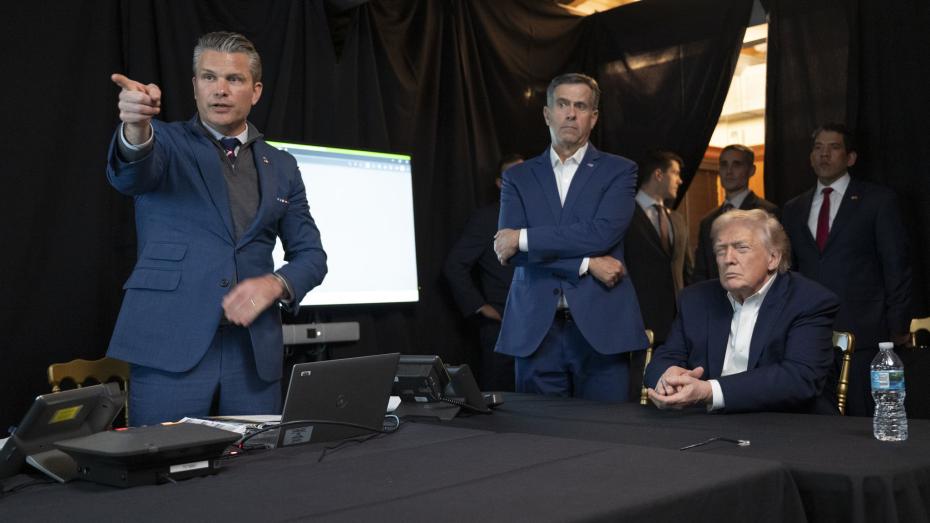 Zleva ministr války Pete Hegseth, ředitel CIA John Ratcliffe a Donald Trump sledují americké vojenské operace ve Venezuele