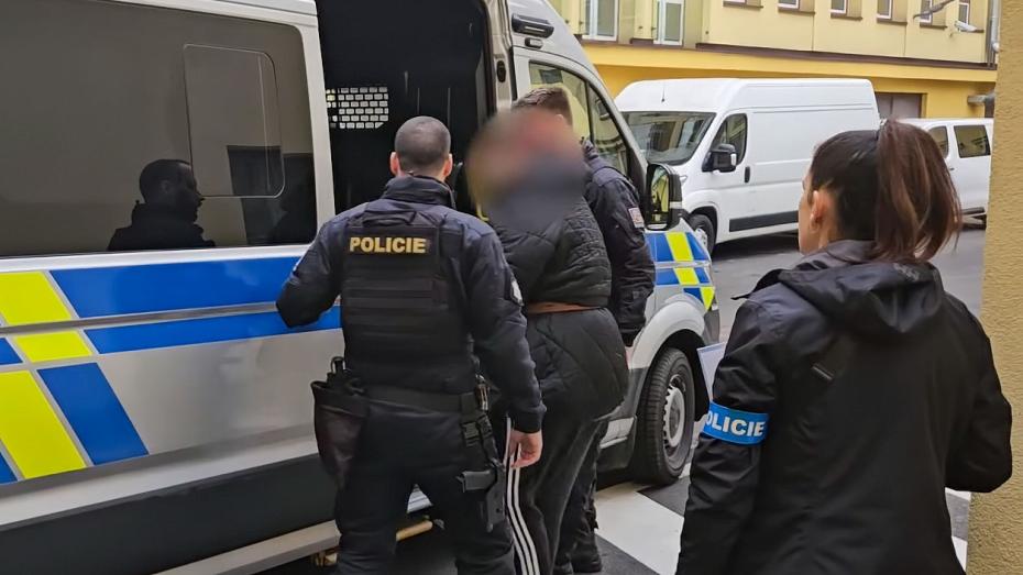 Převoz zatčených kyberšmejdů policií