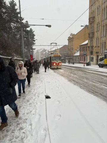 Sněžení místy zastavilo městskou hromadnou dopravu